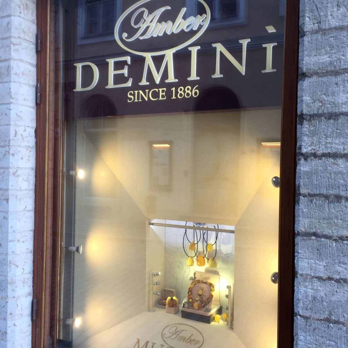 Demini-stands